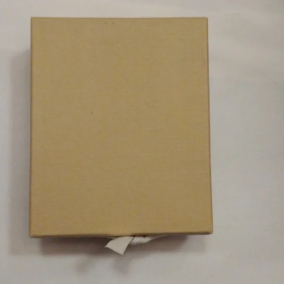 SOLD Beautiful Set of Iridescent Sparkly Silver Crystal Necklace & Earrings! - Picture 5 of 6